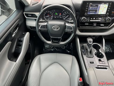 Certified 2021 Toyota Highlander XLE FWD image 17