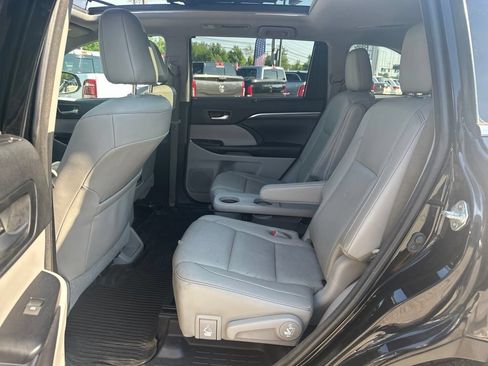 Used 2018 Toyota Highlander Limited Platinum w/ Carpet Mat Package (TMS) AWD/4WD image 37