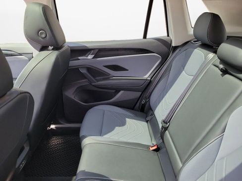 Used 2025 Volkswagen Tiguan SE w/ Panoramic Sunroof Package image 16