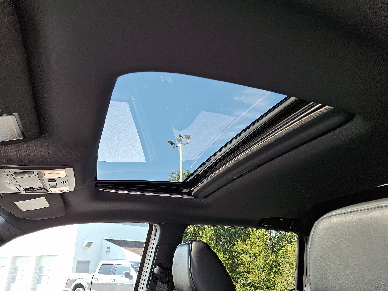 Used 2018 Toyota Tacoma TRD Sport AWD/4WD image 15