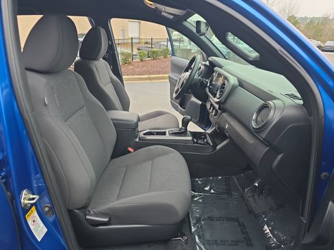 Used 2017 Toyota Tacoma TRD Off-Road w/ Tow Package image 10