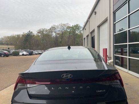Used 2024 Hyundai Elantra Limited image 8