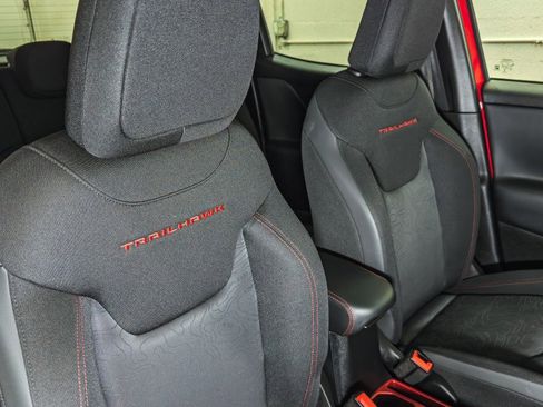 Used 2019 Jeep Renegade Trailhawk w/ UConnect 8.4 Nav Group image 24