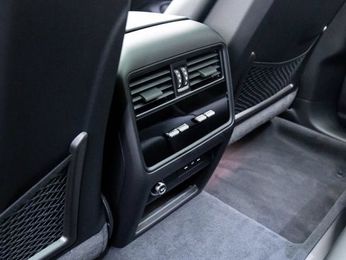 Certified 2025 Porsche Cayenne E-Hybrid Coupe AWD/4WD image 17