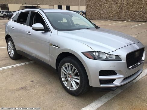 Used 2019 Jaguar F-PACE Prestige image 4