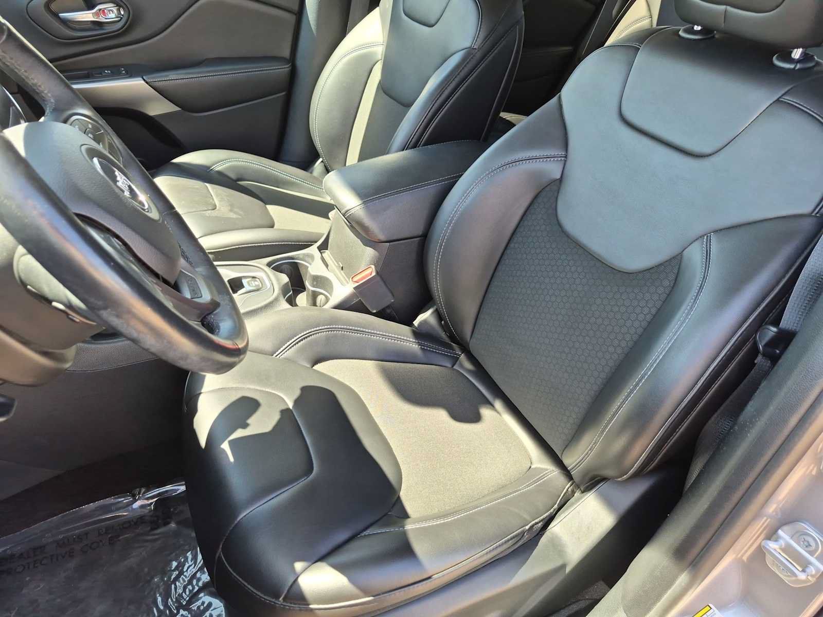 Used 2019 Jeep Cherokee Latitude Plus w/ Cold Weather Group AWD/4WD image 16