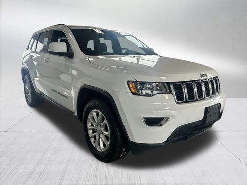 Used 2021 Jeep Grand Cherokee Laredo image 3