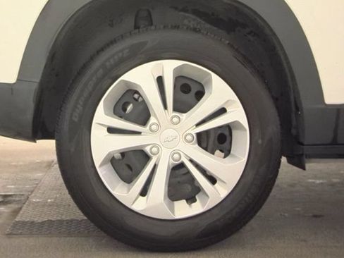 Used 2025 Chevrolet Trax LS FWD image 18