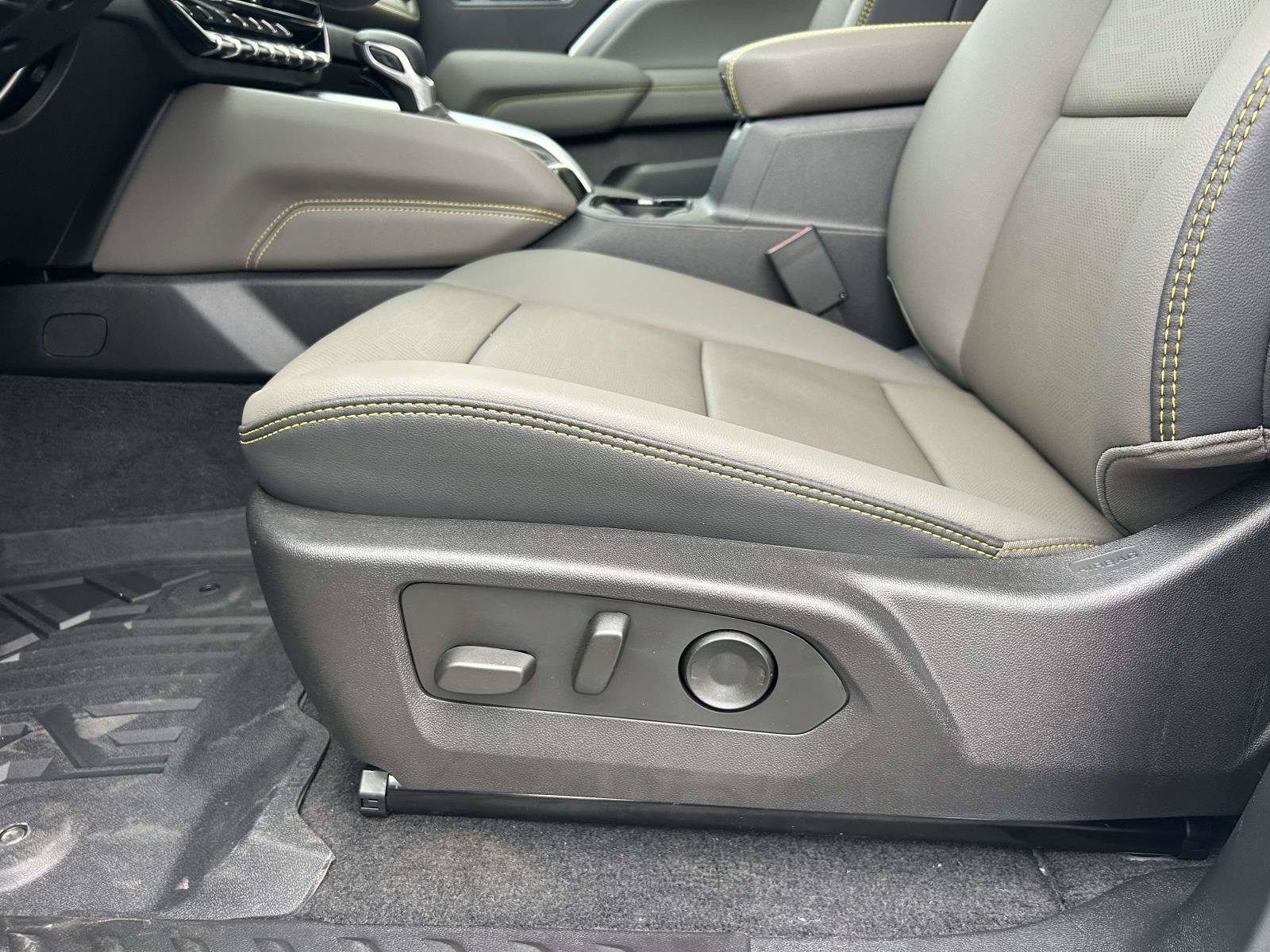 New 2026 Chevrolet Colorado ZR2 w/ Technology Package AWD/4WD image 18