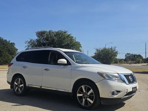 Used 2013 Nissan Pathfinder Platinum FWD image 2