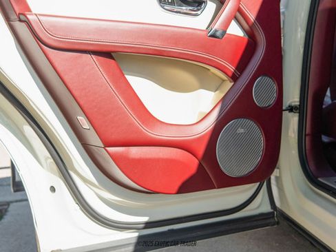 Used 2019 Bentley Bentayga image 25