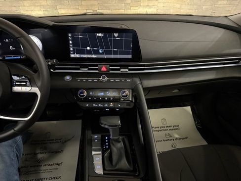 Used 2025 Hyundai Elantra SEL image 21