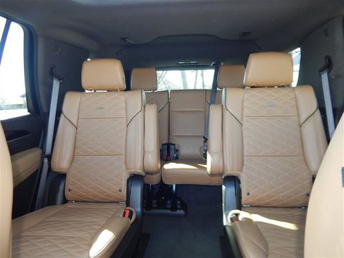 Used 2022 Cadillac Escalade Premium Luxury w/ LPO, Radiant Package image 36