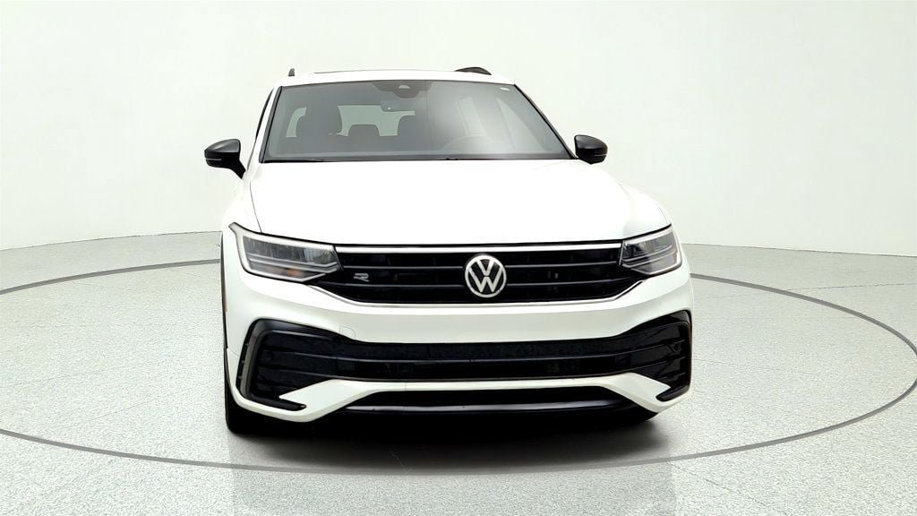 Used 2024 Volkswagen Tiguan SE R-Line AWD/4WD image 2