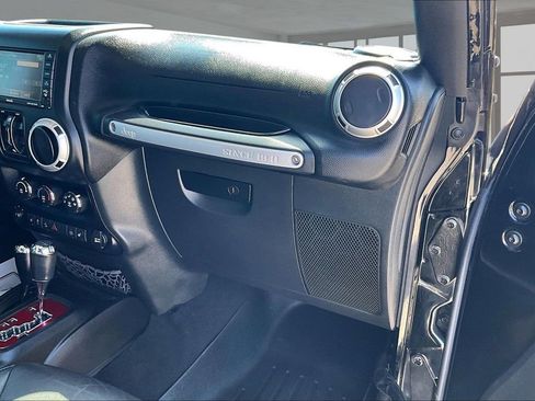 Used 2016 Jeep Wrangler Unlimited Sahara w/ Connectivity Group AWD/4WD image 18