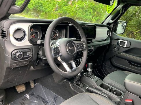 Used 2025 Jeep Wrangler Unlimited Sahara w/ Safety Group AWD/4WD image 13
