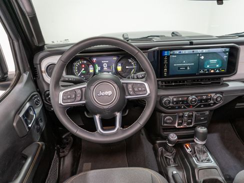 Used 2025 Jeep Wrangler Unlimited Sahara AWD/4WD image 11
