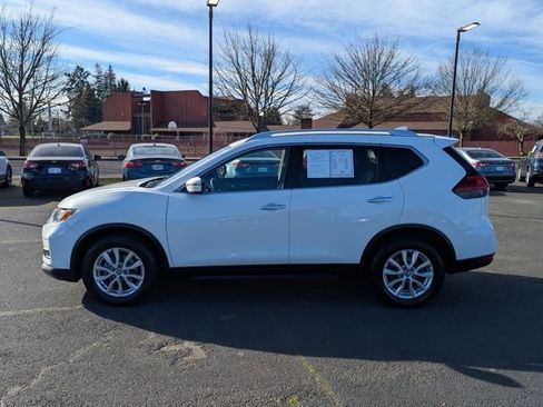 Used 2017 Nissan Rogue SV image 2