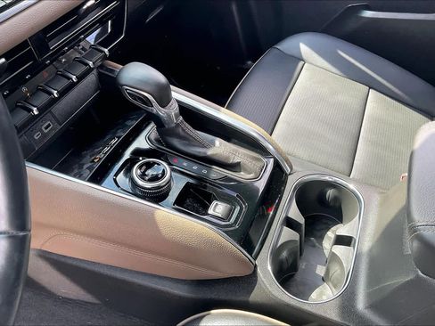 Used 2024 GMC Canyon Denali image 17