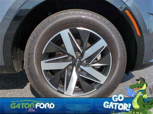 Used 2023 Kia Sorento S image 11