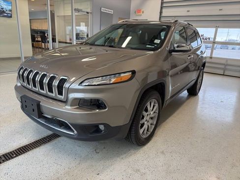 Used 2018 Jeep Cherokee Limited w/ Luxury Group AWD/4WD image 4