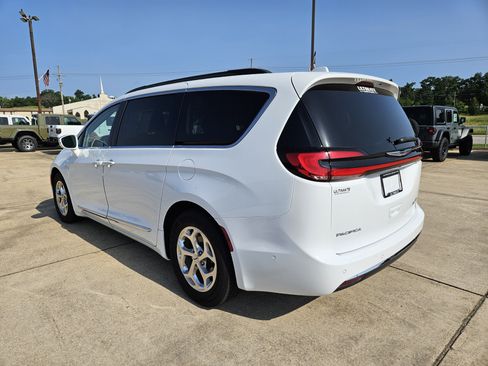 Used 2022 Chrysler Pacifica Limited FWD image 4