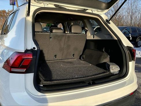 Used 2021 Volkswagen Tiguan SE image 34