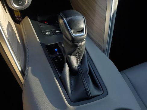 Used 2024 Toyota Venza Limited image 32