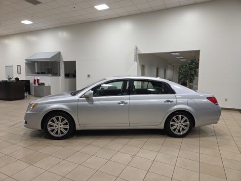 Used 2010 Toyota Avalon Limited image 1