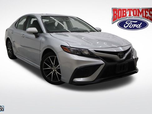 Used 2024 Toyota Camry SE image 1
