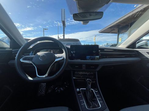 Used 2025 Volkswagen Jetta SE image 33