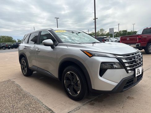 Used 2025 Nissan Rogue SV AWD/4WD image 7