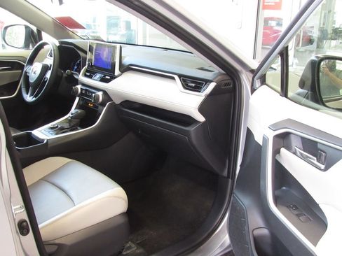 Used 2025 Toyota RAV4 XLE Premium image 18