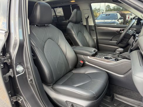 Used 2024 Toyota Highlander Platinum FWD image 34