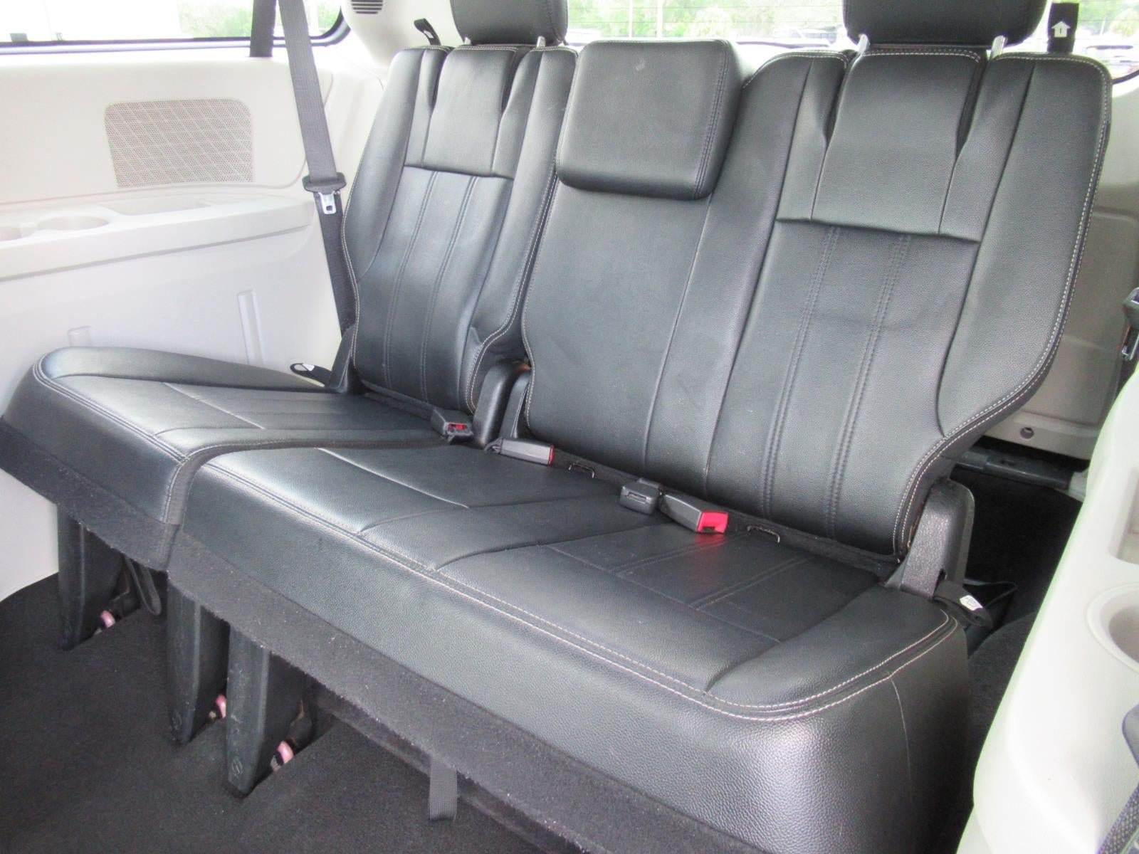 Used 2015 Chrysler Town & Country Touring FWD image 23