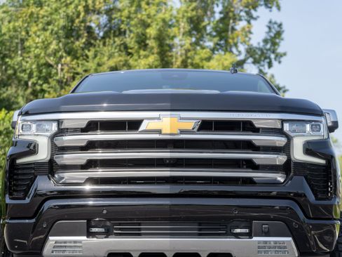 Used 2025 Chevrolet Silverado 1500 High Country w/ Technology Package AWD/4WD image 37