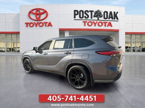 Used 2023 Toyota Highlander LE FWD image 4