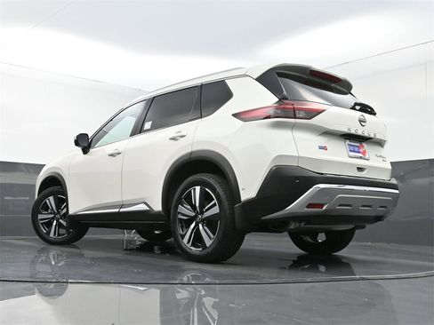 Used 2022 Nissan Rogue Platinum w/ Head-Up Display Package image 32