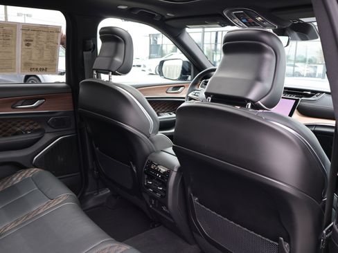 Used 2025 Jeep Grand Cherokee Summit w/ Obsidian Package AWD/4WD image 26