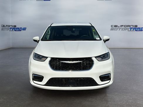 Used 2023 Chrysler Pacifica Touring-L FWD image 2
