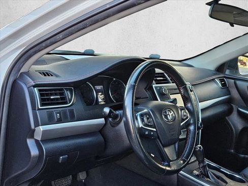 Used 2015 Toyota Camry SE image 9