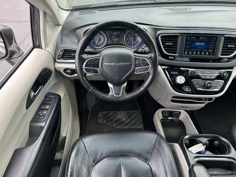 Used 2020 Chrysler Pacifica Touring-L FWD image 28