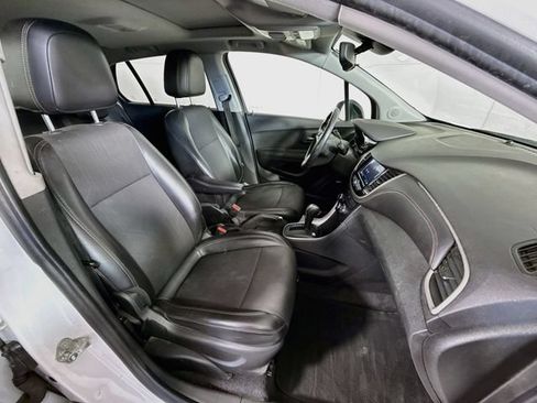 Used 2020 Chevrolet Trax LT w/ Sun & Sound Package FWD image 31