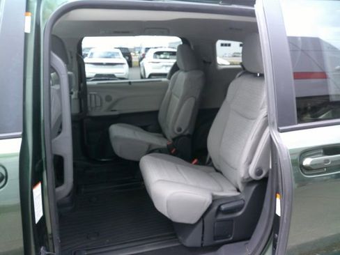 Used 2024 Toyota Sienna LE AWD/4WD image 23