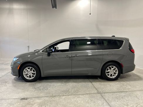 Used 2025 Chrysler Pacifica Select FWD image 9
