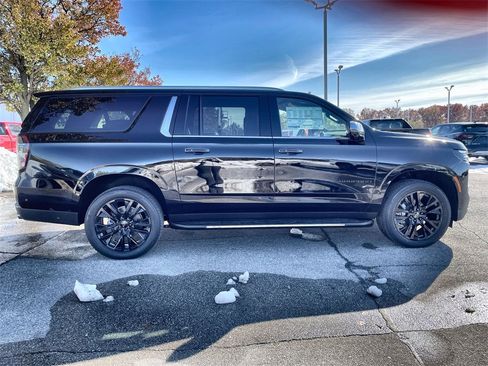 New 2026 Chevrolet Suburban Premier image 9