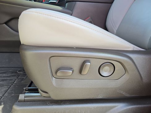 Used 2025 Chevrolet Suburban Z71 w/ Comfort Package image 30