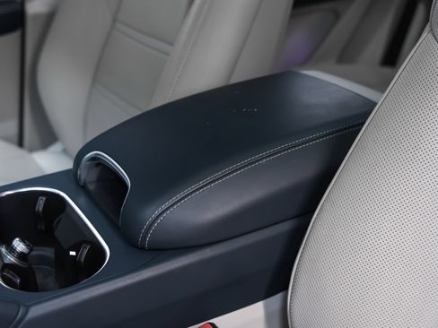 Certified 2023 Porsche Cayenne AWD/4WD image 34