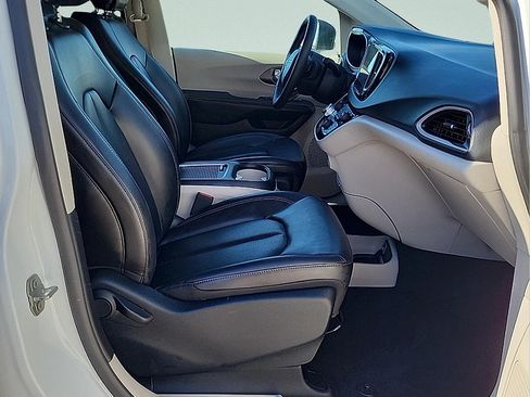 Used 2023 Chrysler Pacifica Touring-L FWD image 10