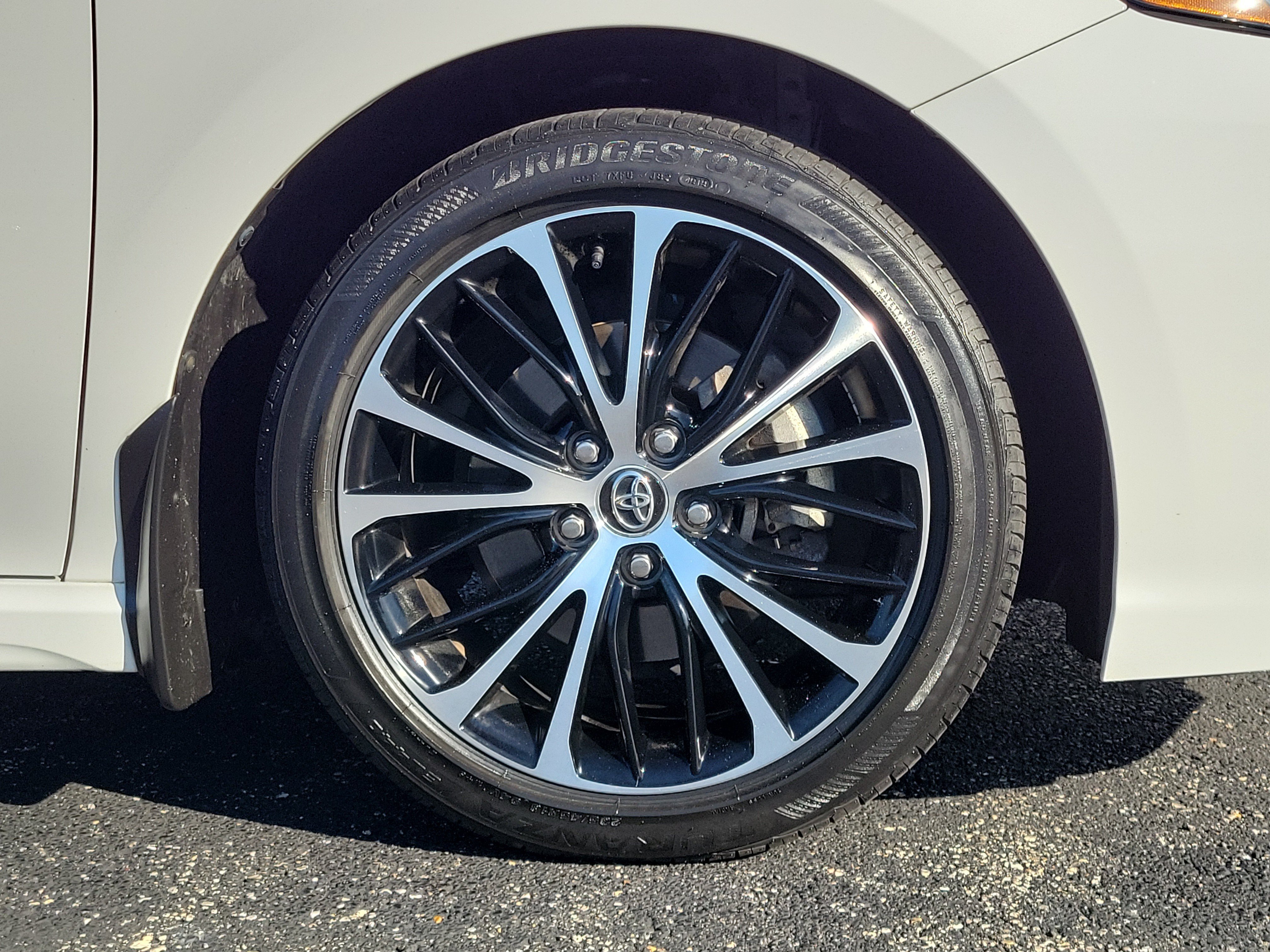 Used 2020 Toyota Camry SE w/ Convenience Package FWD image 5